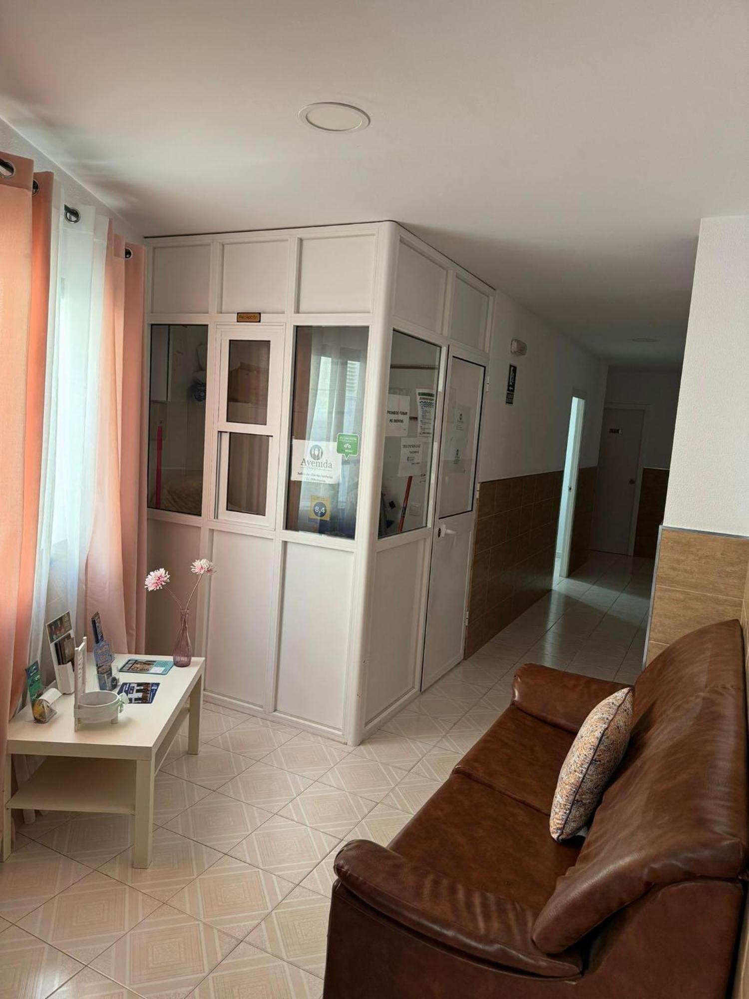 Hostal Avenida Коніль-де-ла-Фронтера Екстер'єр фото